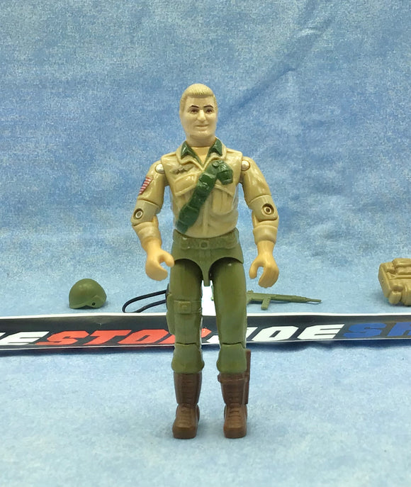 1983 VINTAGE ARAH G.I. JOE DUKE W/ FLAG DECAL V1 FIRST SERGEANT MAIL IN EXCLUSIVE LOOSE 100% COMPLETE (a)